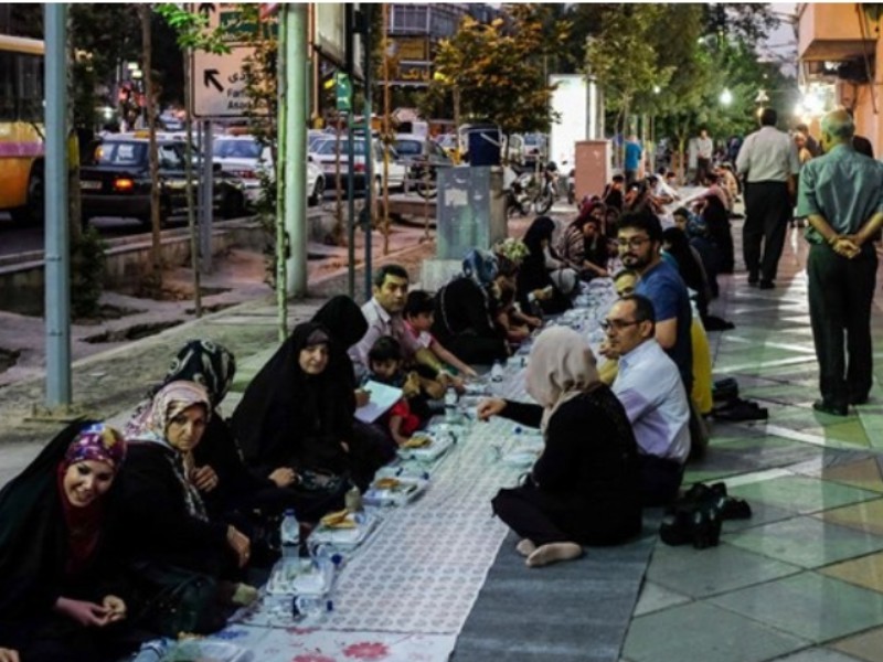 برپایی سفره افطار به مناسبت عید غدیر در ایلام