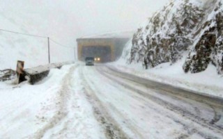 مسدود شدن گردنه کبیرکوه به علت بارش برف و کولاک