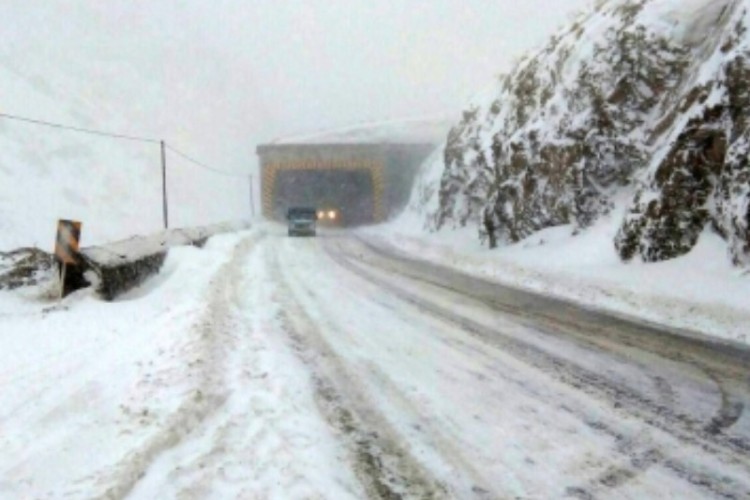 مسدود شدن گردنه کبیرکوه به علت بارش برف و کولاک