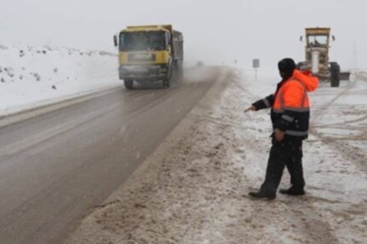 ترددروان و بدون مشکل  در تمامی محورهای مواصلاتی ایلام