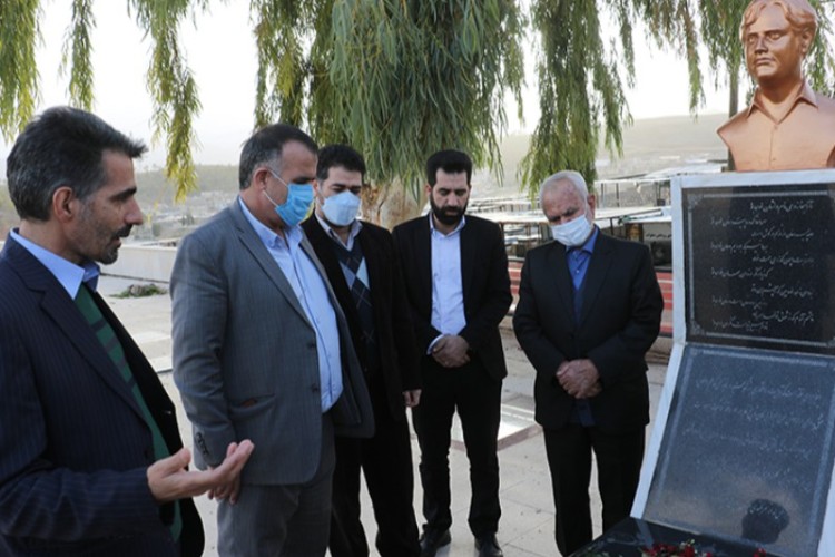 حضور جمعی از دانشگاهیان بر مزار دانشمند هسته‌ای شهید داریوش رضایی نژاد