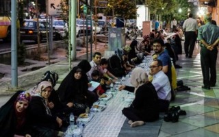 برپایی سفره افطار به مناسبت عید غدیر در ایلام