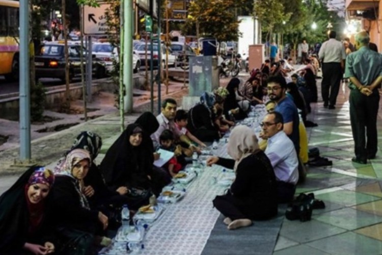 برپایی سفره افطار به مناسبت عید غدیر در ایلام