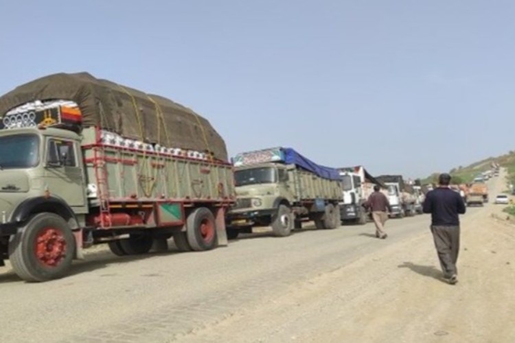 ورود ۷۵۰ خودرو حامل تجهیزات ایستگاه های صلواتی از مرز مهران به عراق