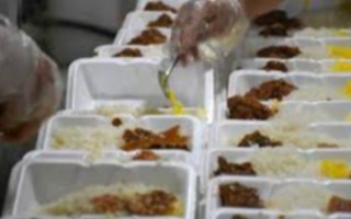 روزانه ۶ هزار پرس غدای گرم بین زائران توسط پالایشگاه گاز ایلام توزیع می شود