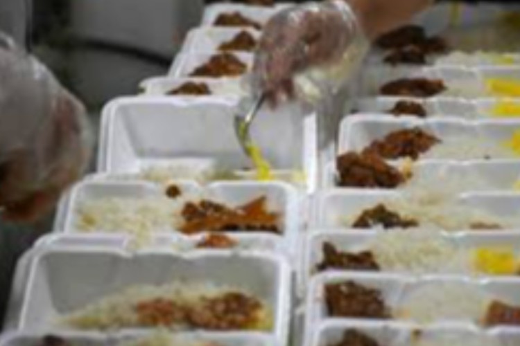 روزانه ۶ هزار پرس غدای گرم بین زائران توسط پالایشگاه گاز ایلام توزیع می شود