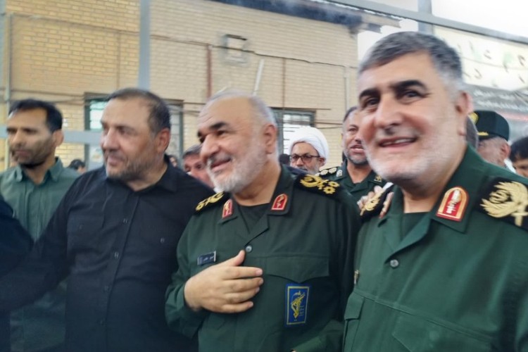 همه با تمام وجود در حال خدمت‌رسانی هستند