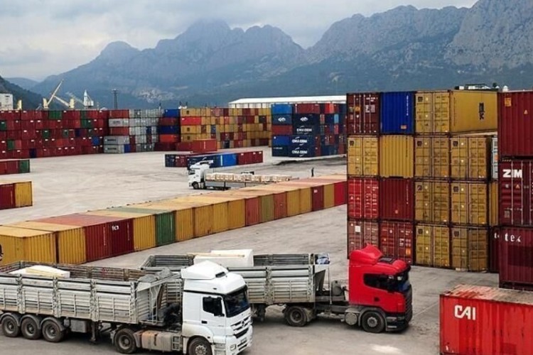 ۵۴۶ هزار و ۲۲۷ تن کالا از گمرگ ایلام صادر شد