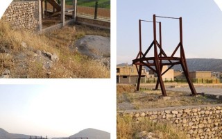 چله‌ای که روی زمین فوتبال چوار افتاده است