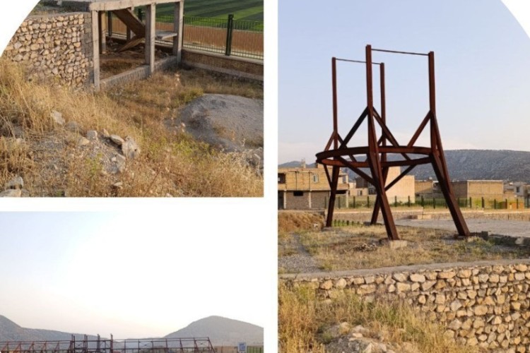 چله‌ای که روی زمین فوتبال چوار افتاده است