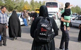 اندک‌اندک میهمانان آقا می‌رسند