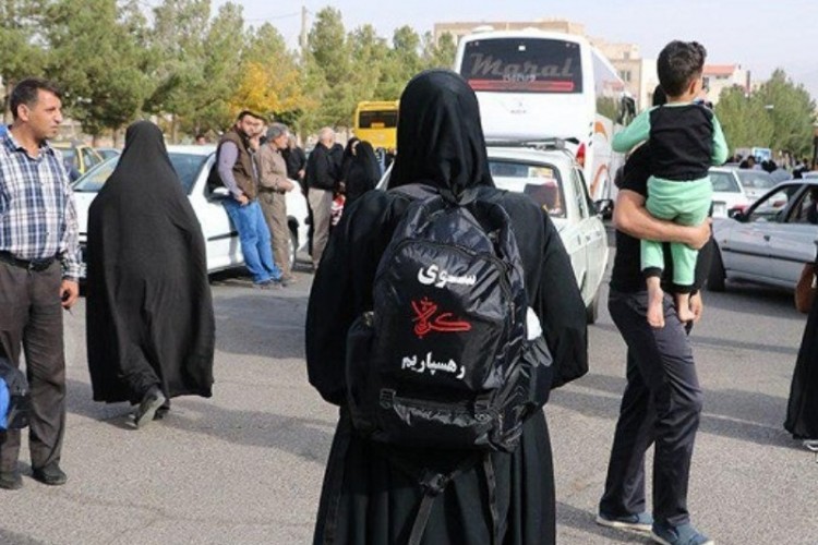 اندک‌اندک میهمانان آقا می‌رسند