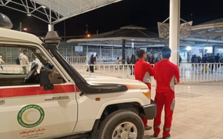استقرار امدادگران هلال‌احمر در مرز مهران همزمان با بازگشت زائران