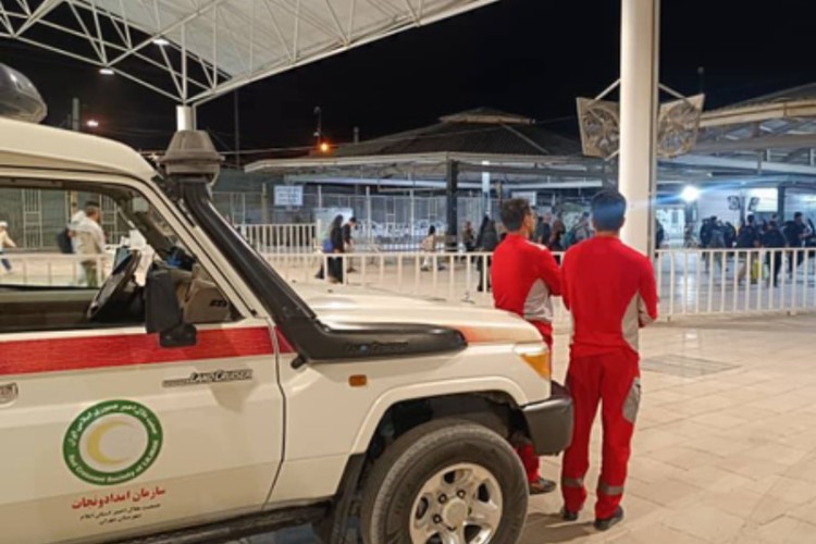 استقرار امدادگران هلال‌احمر در مرز مهران همزمان با بازگشت زائران